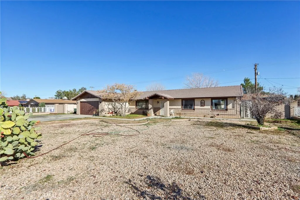 14057 Crow, Apple Valley, California 92307 home-pic-3