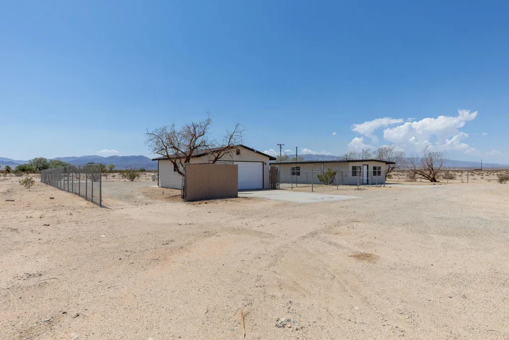 84417 Amboy Road, 29 Palms, California 92277 home-pic-2