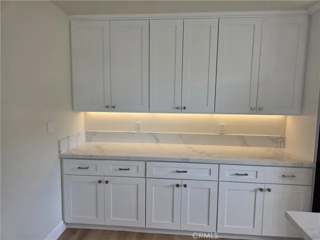 Recessed lighting on dimmers for all countertops