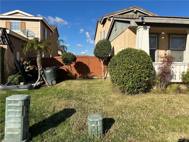 Side entry gate to backyard
