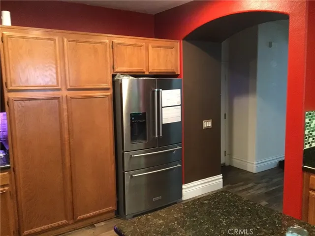 Kitchen cabinet and refrigerator