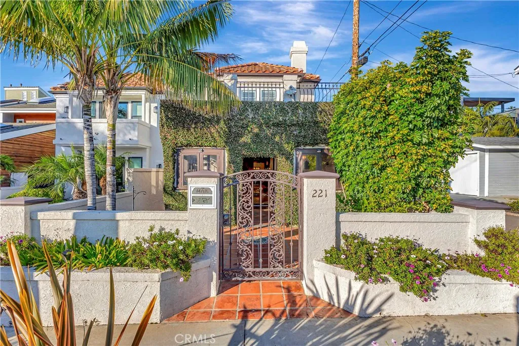 221 Hartford Avenue, Huntington Beach, California 92648 home-pic-1