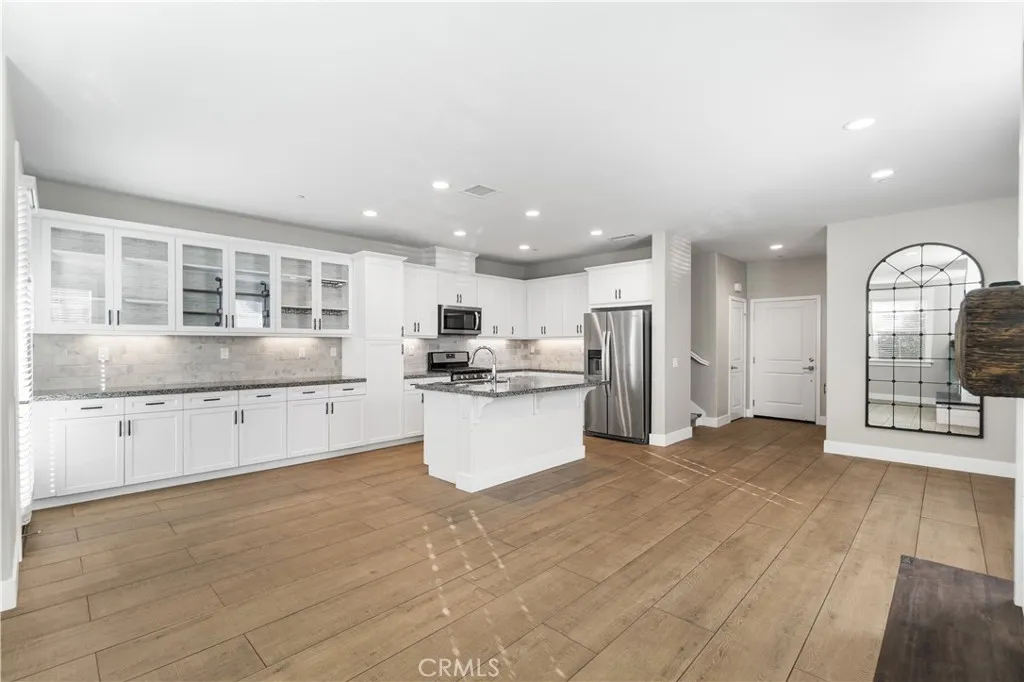 28661 Jardineras, Valencia, California 91354 home-pic-1