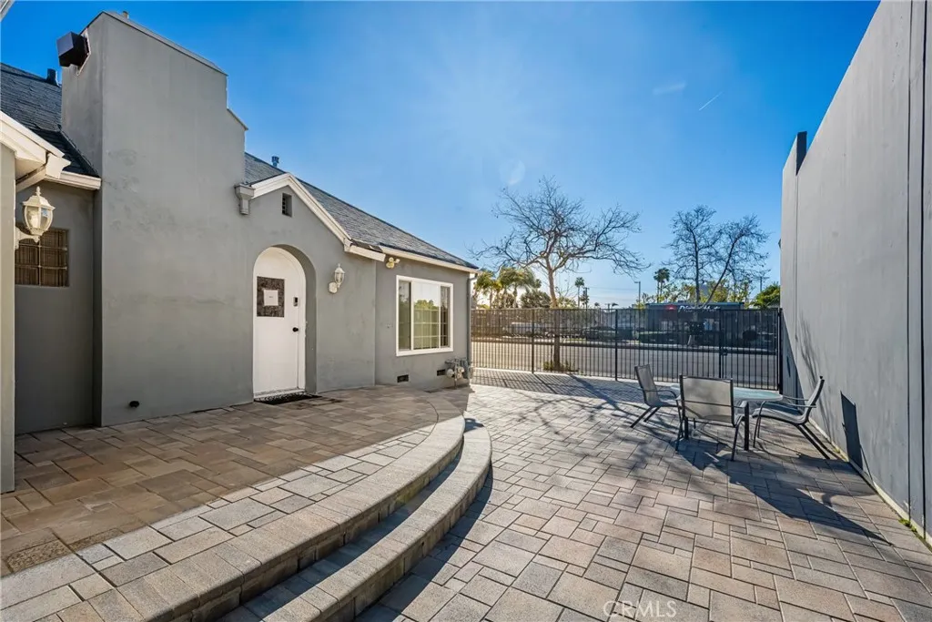 801 W 17th Street, Santa Ana, California 92706 home-pic-3