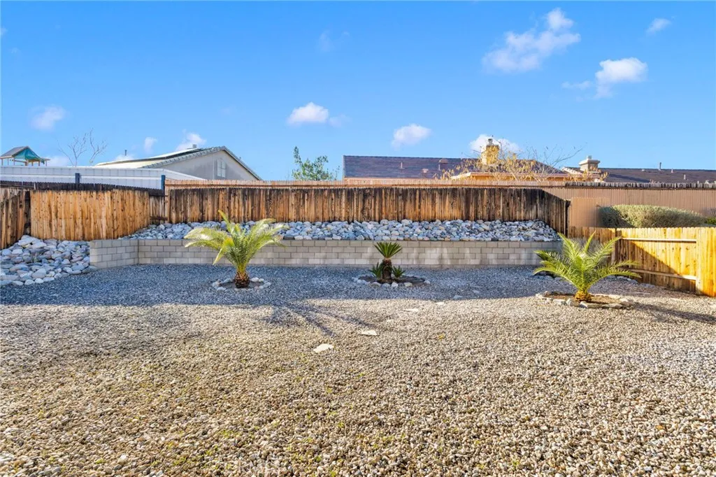 16179 Homoa, Victorville, California 92395 home-pic-36
