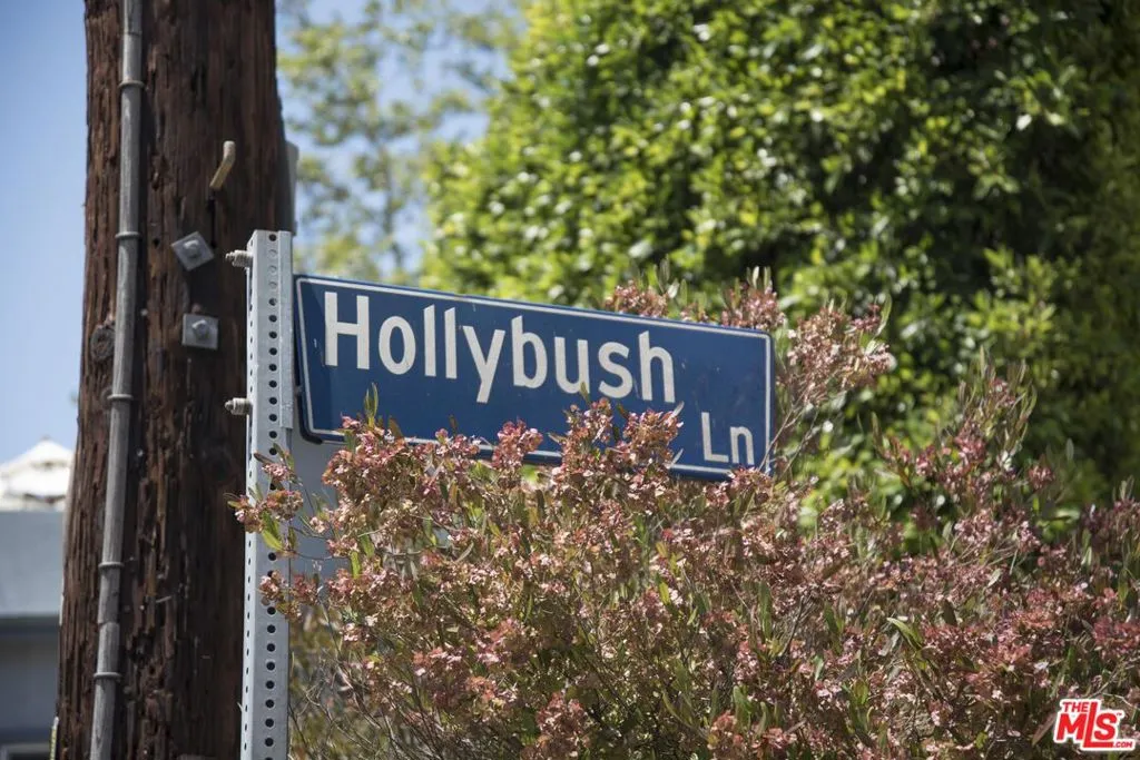 1033 Hollybush