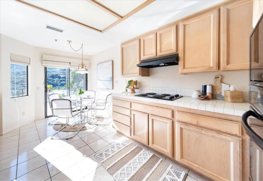 28742 Vista Valley Drive, Vista, California 92084 home-pic-18