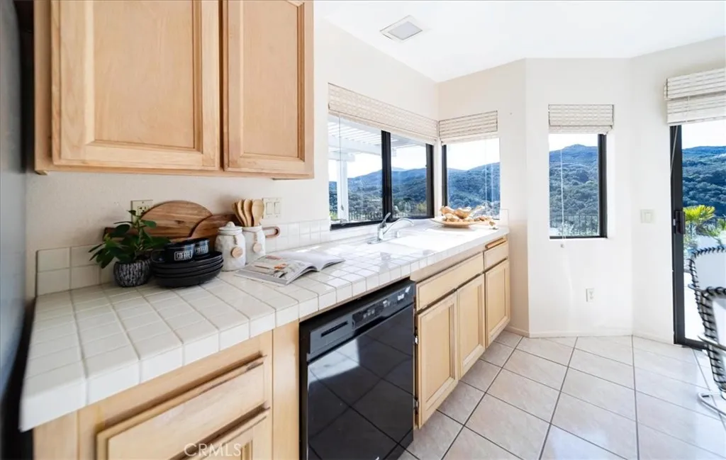 28742 Vista Valley Drive, Vista, California 92084 home-pic-19