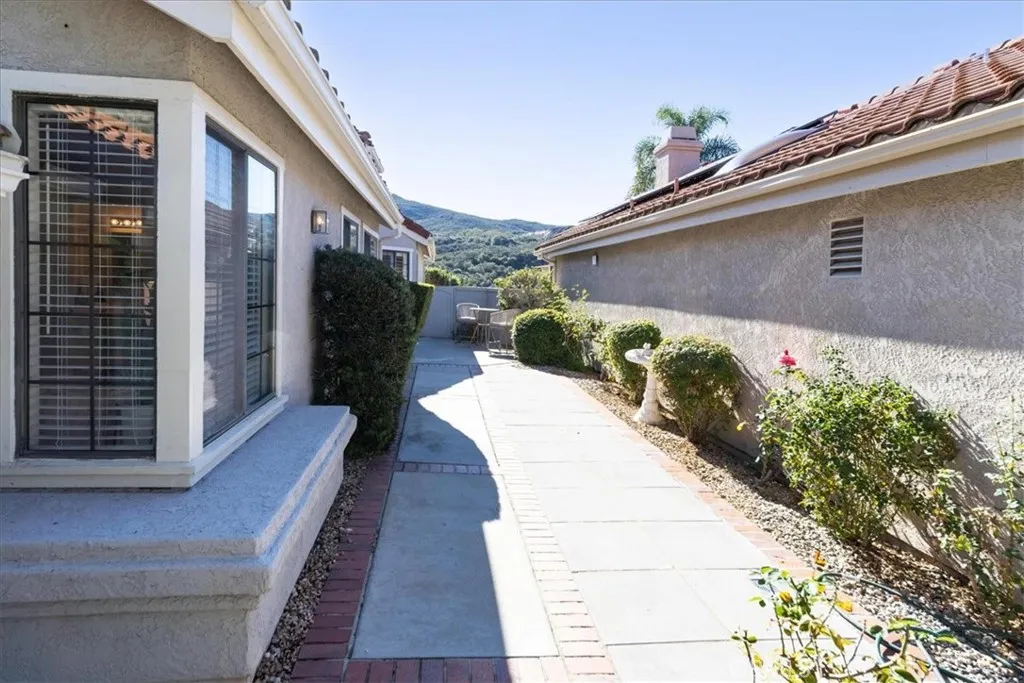 28742 Vista Valley Drive, Vista, California 92084 home-pic-5