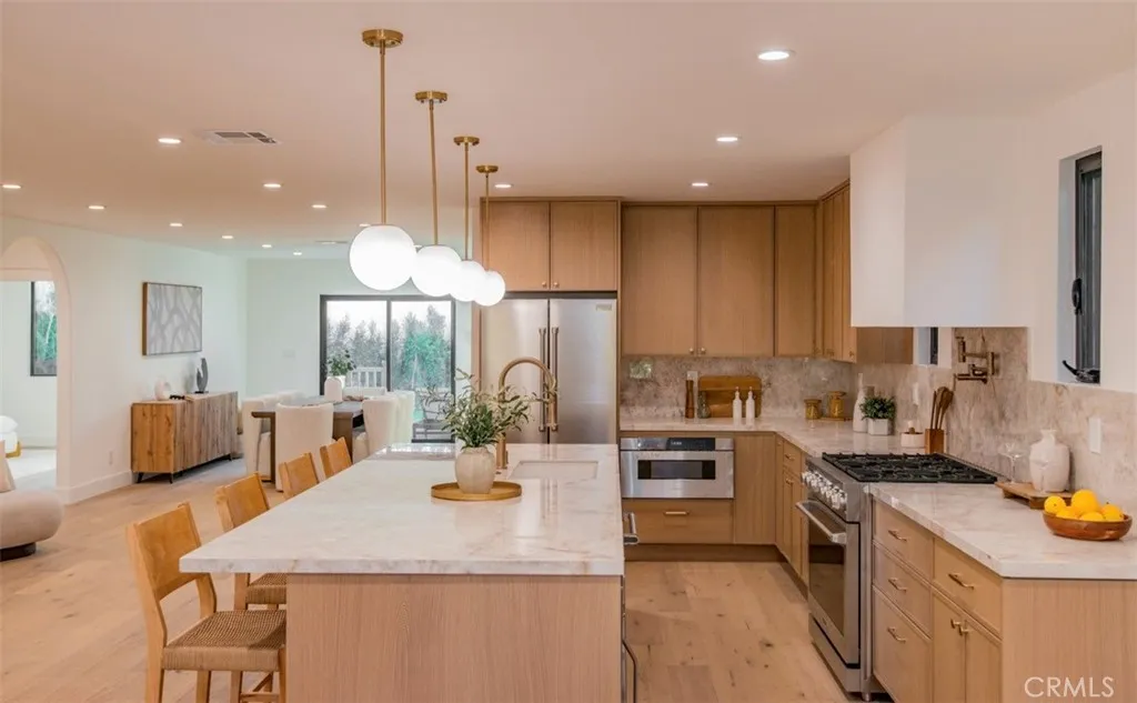 323 S Orange Drive, Los Angeles, California 90036 home-pic-12