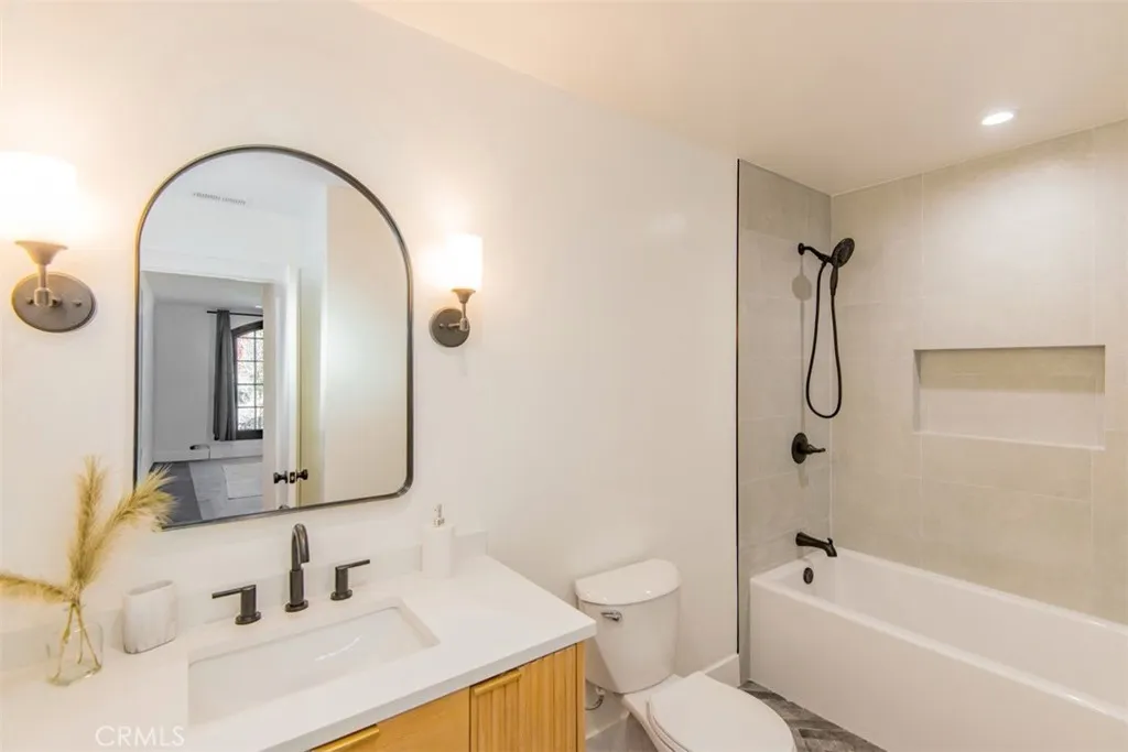 323 S Orange Drive, Los Angeles, California 90036 home-pic-42