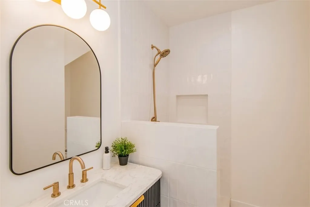 323 S Orange Drive, Los Angeles, California 90036 home-pic-49