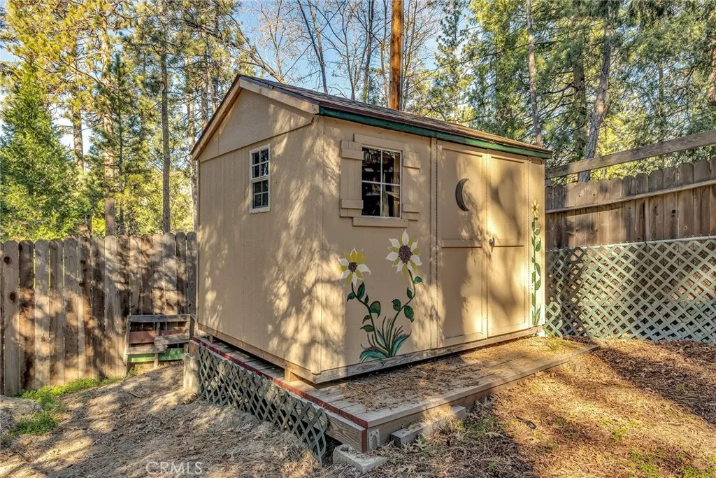 Spacious storage shed in in fenced back yard