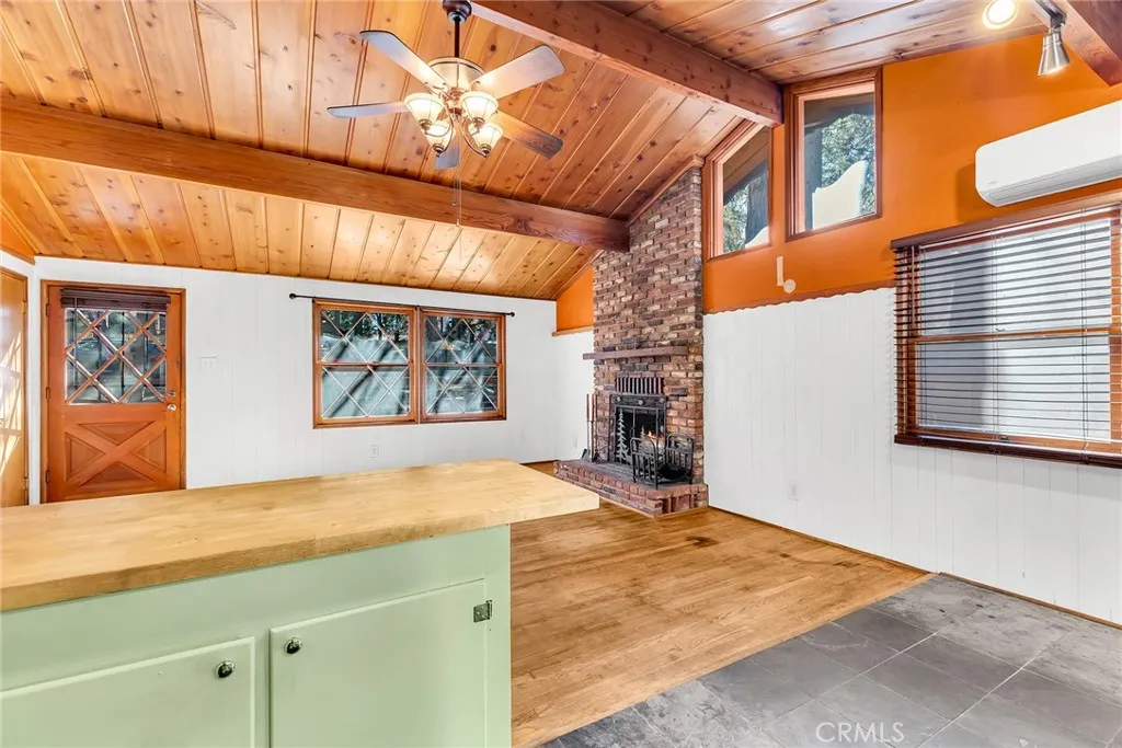 Kitchen bar
