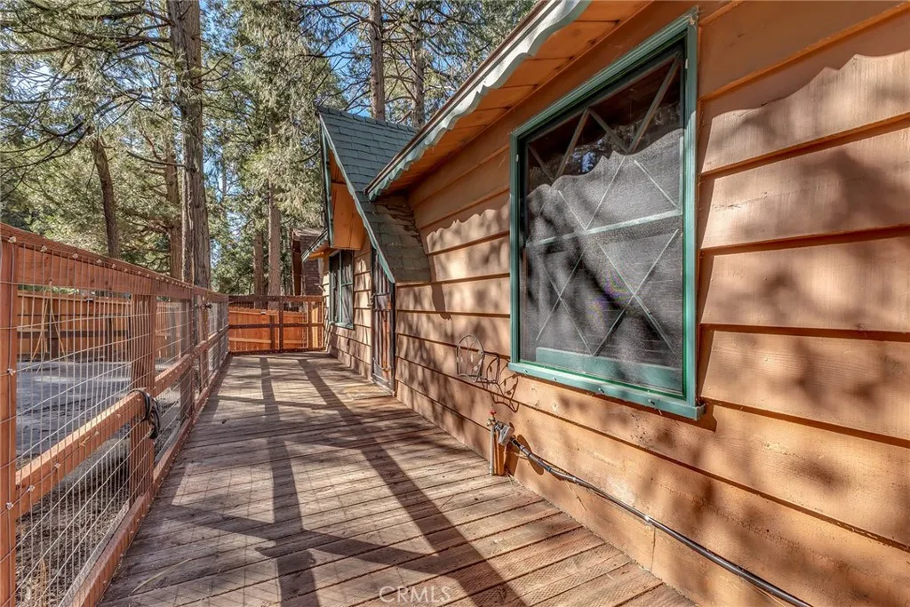 Love the front fully fenced patio