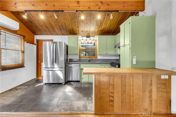 Kitchen w/ bar