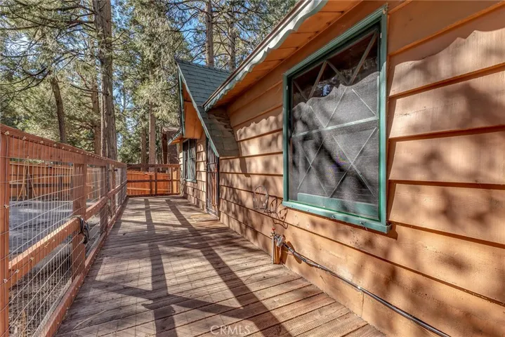 Love the front fully fenced patio