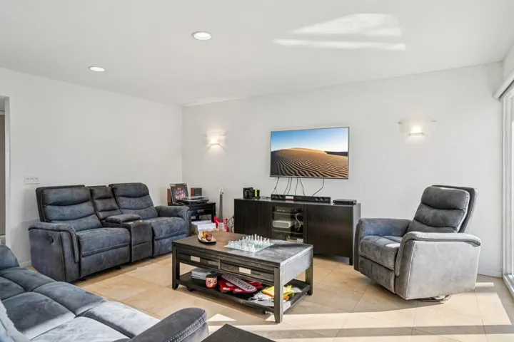 9-web-or-mls-Yucca Tree Dr-S3012-009