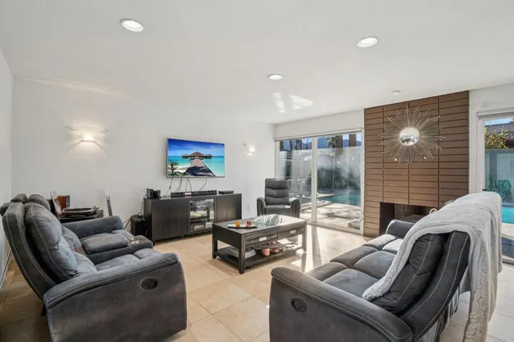 8-web-or-mls-Yucca Tree Dr-S3012-008