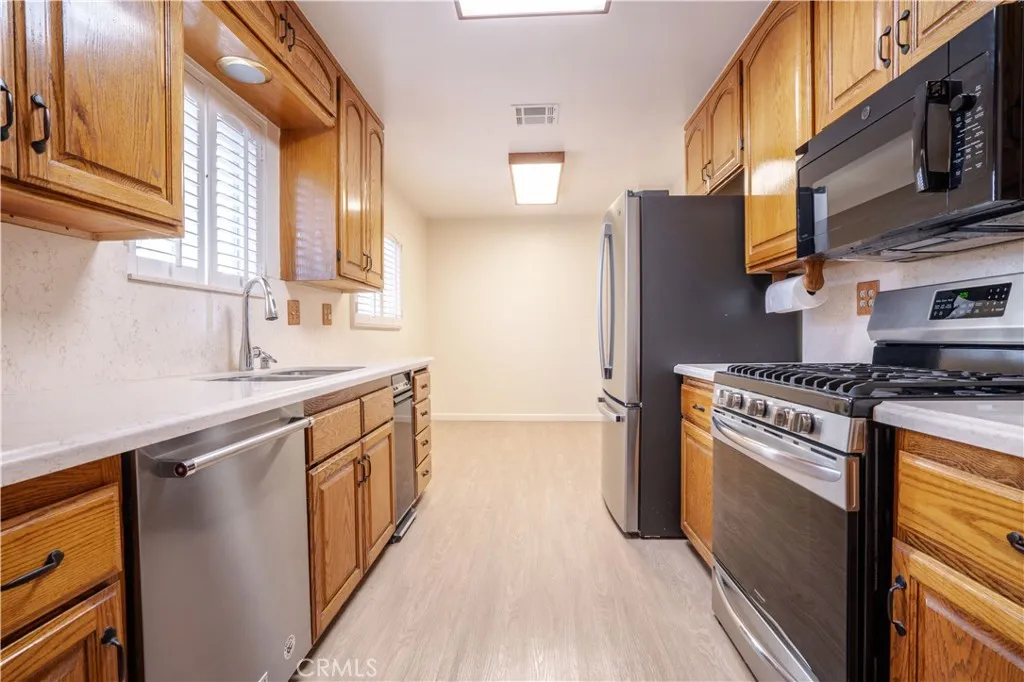 11018 Woodley, Granada Hills, California 91344 home-pic-9