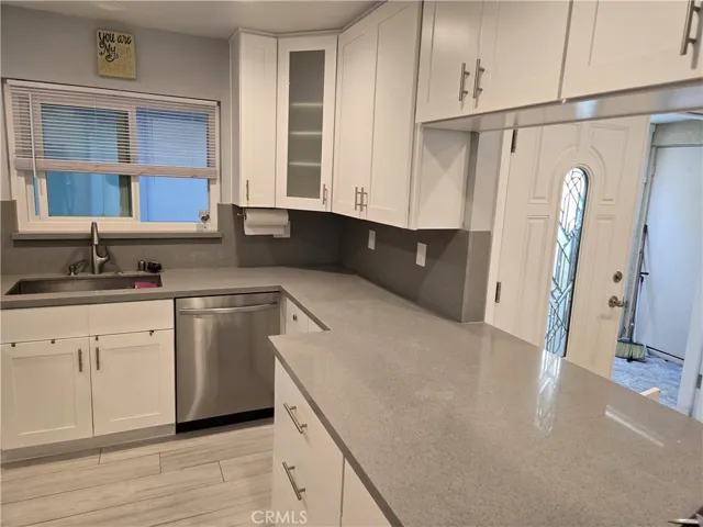 Light/bright kitchen with abundant storage and counter space