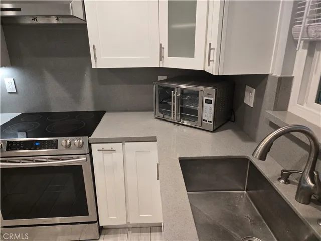 Newer appliances and "country style" (large) sink