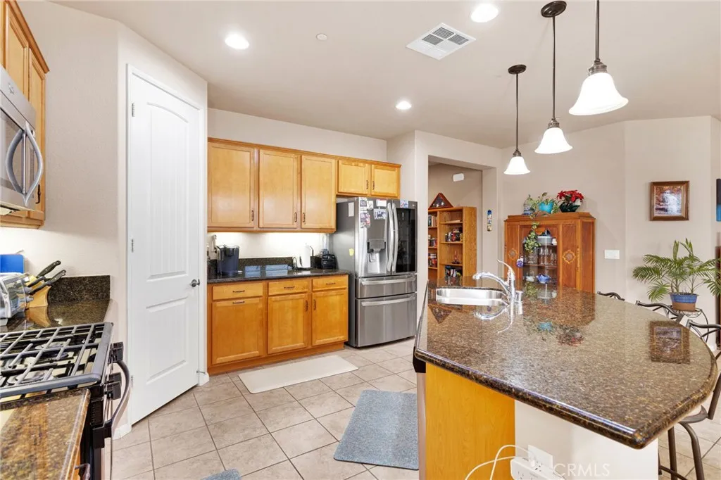 10212 Darby, Apple Valley, California 92308 home-pic-12