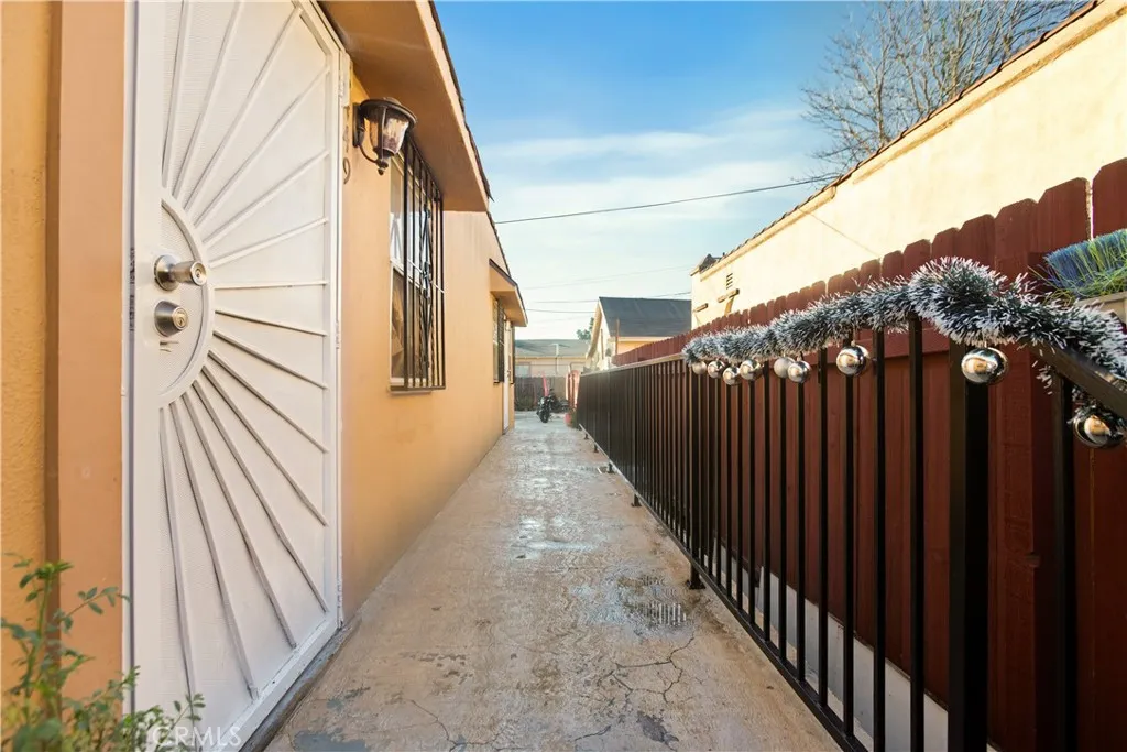 8449 S Main, Los Angeles, California 90003 home-pic-13