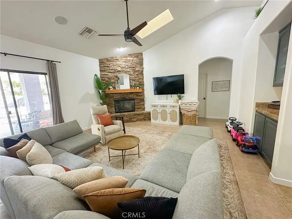 7525 Whitney, Yucca Valley, California 92284 home-pic-5