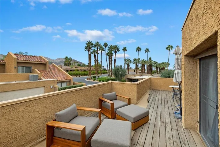 Upstairs deck/patio