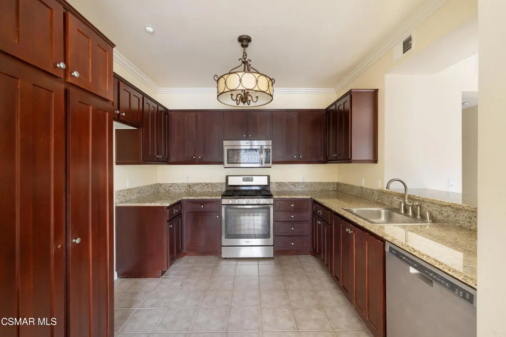 485 Country Club Drive 225, Simi Valley, California 93065 home-pic-11