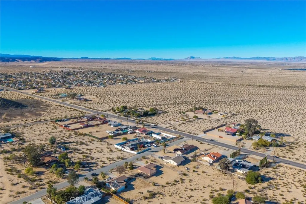 5753 La Luna, 29 Palms, California 92277 home-pic-4