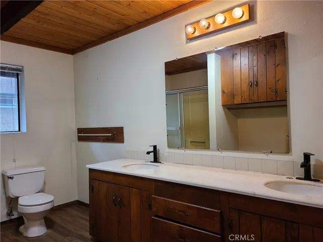 Unit A Upstairs Bathroom