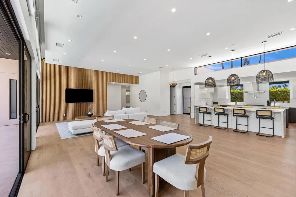473 N Burton Way, Palm Springs, California 92262 home-pic-26