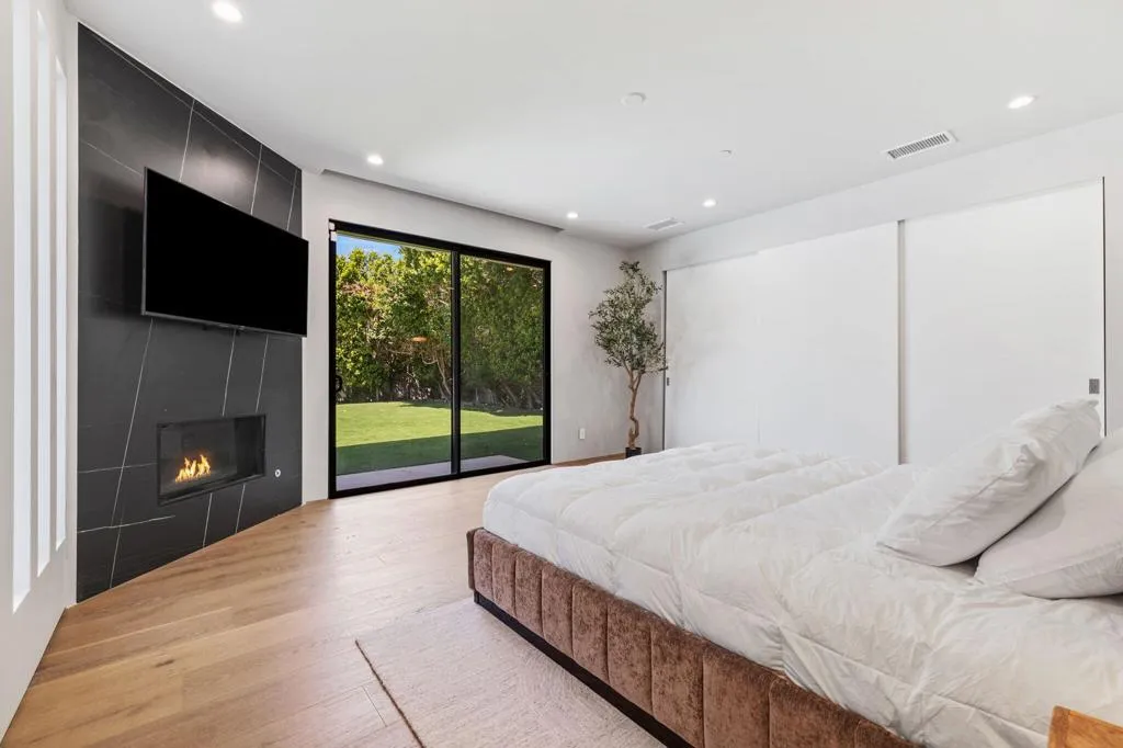473 N Burton Way, Palm Springs, California 92262 home-pic-38