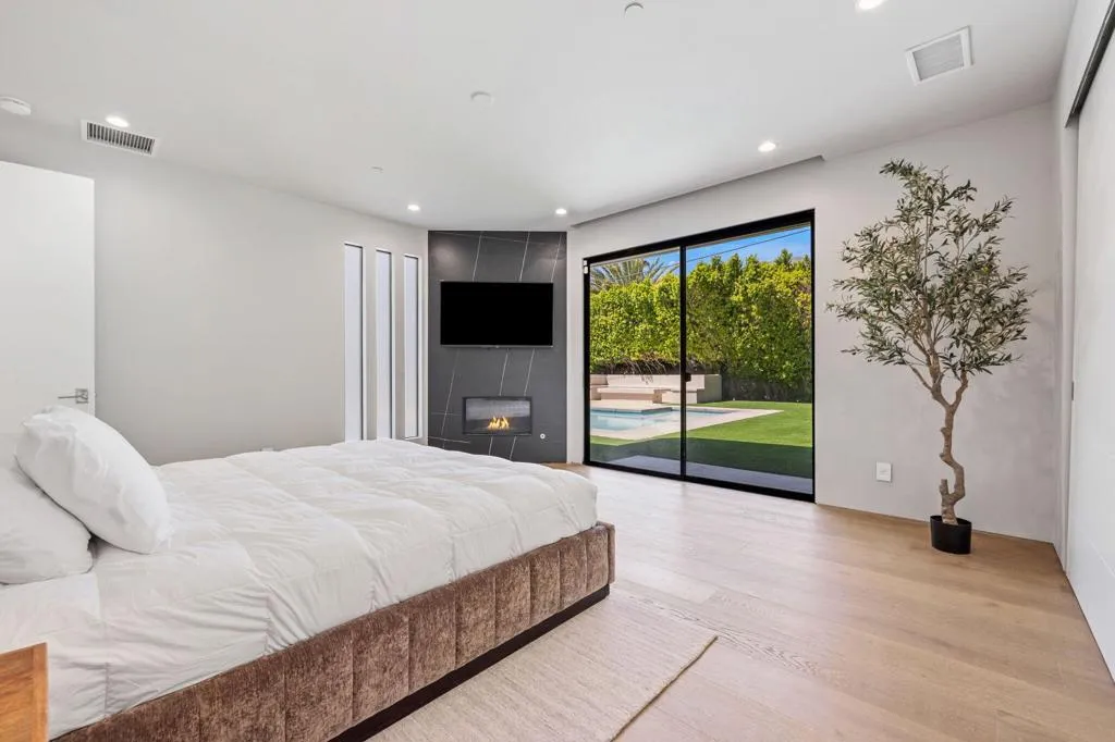 473 N Burton Way, Palm Springs, California 92262 home-pic-37