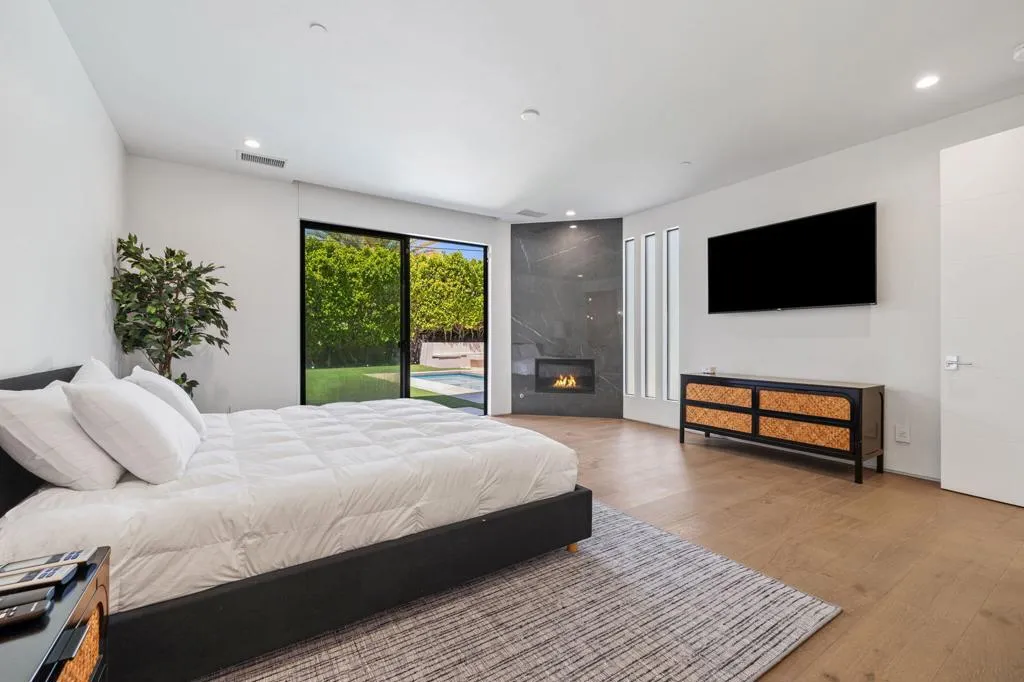 473 N Burton Way, Palm Springs, California 92262 home-pic-30