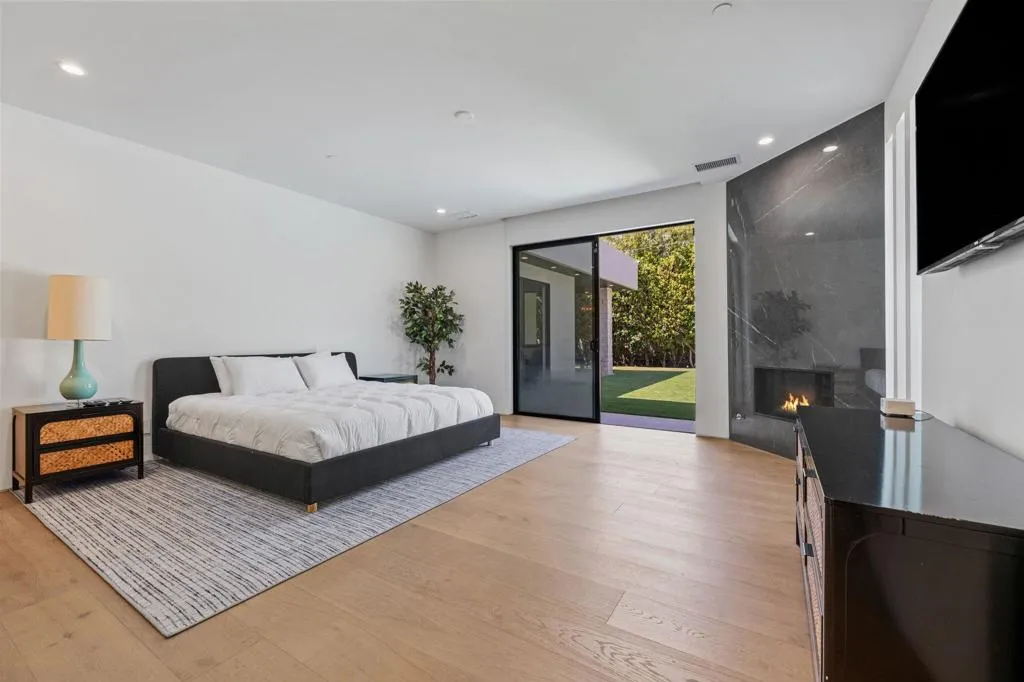 473 N Burton Way, Palm Springs, California 92262 home-pic-32
