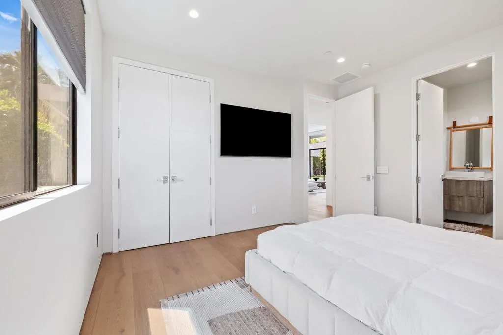473 N Burton Way, Palm Springs, California 92262 home-pic-43