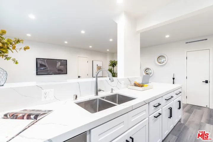 1262 N Sweetzer Avenue 104, West Hollywood, California 90069