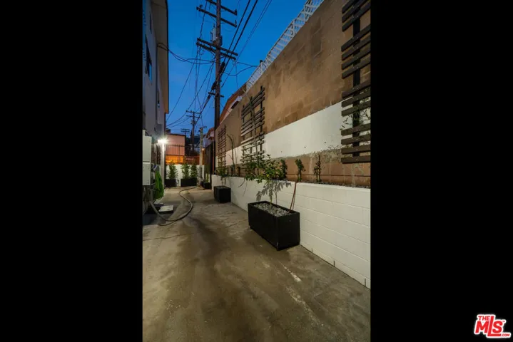 1262 N Sweetzer Avenue 104, West Hollywood, California 90069