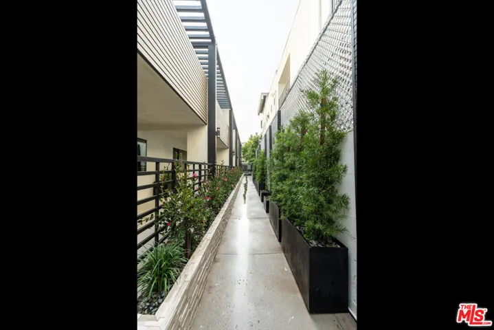 1262 N Sweetzer Avenue 104, West Hollywood, California 90069