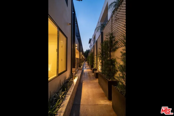 1262 N Sweetzer Avenue 104, West Hollywood, California 90069