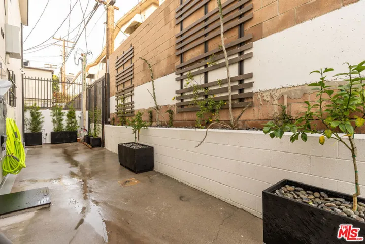 1262 N Sweetzer Avenue 104, West Hollywood, California 90069