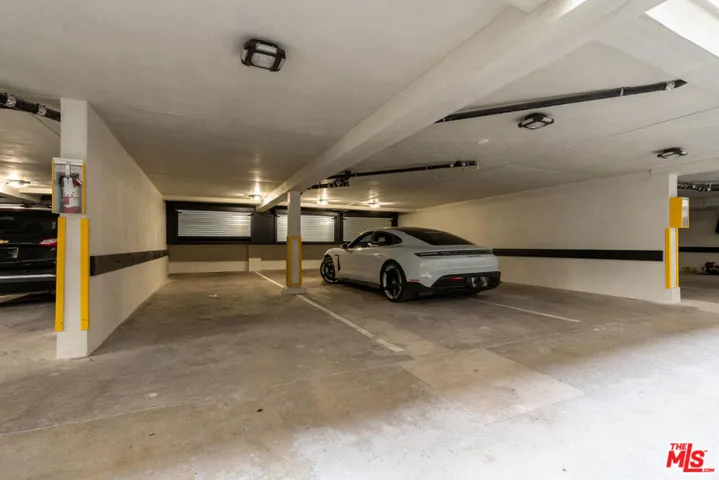 1262 N Sweetzer Avenue 104, West Hollywood, California 90069