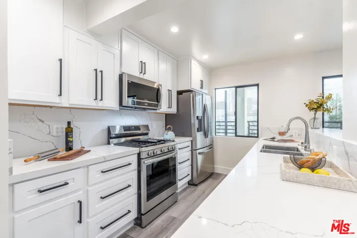 1262 N Sweetzer Avenue 104, West Hollywood, California 90069