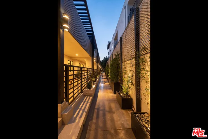 1262 N Sweetzer Avenue 104, West Hollywood, California 90069