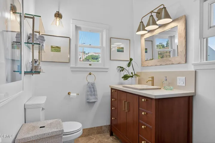 42-web-or-mls-UpmarketMedia-1684Poli-016