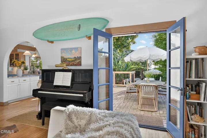 53-web-or-mls-UpmarketMedia-1684Poli-119