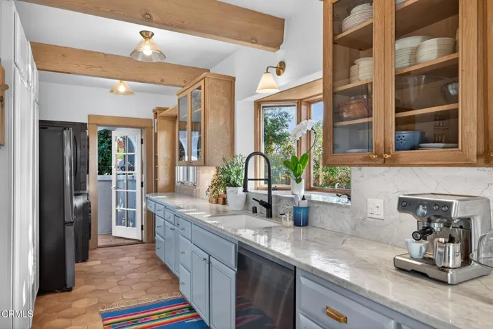 33-web-or-mls-UpmarketMedia-1684Poli-067